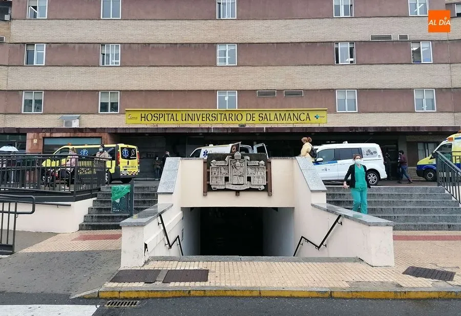 Acceso principal al Hospital Clínico Universitario. Foto de archivo