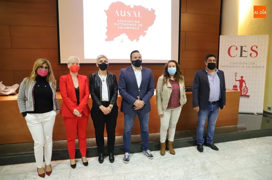 Jorge Carlos Moro, presidente de AUSAL, la nueva Asociación de Autónomos de Salamanca, en el centro, junto a la directiva de esta entidad. Foto de Lydia González