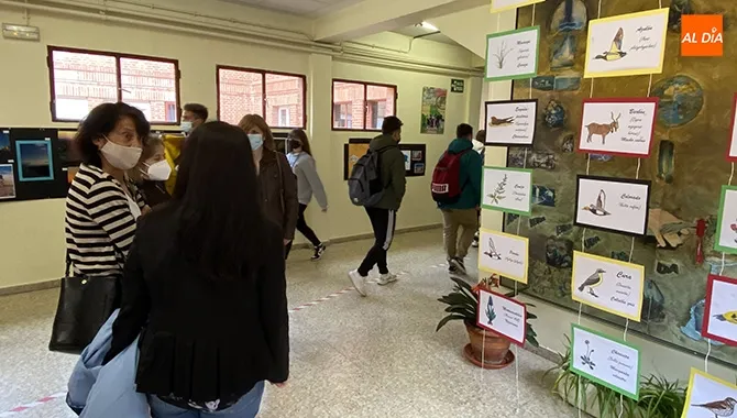 Elisa Delibes, durante su visita a las exposiciones sobre Miguel Delibes en el IES Peñaranda