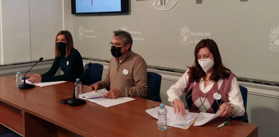 El portavoz del PSOE, Fernando Rubio, acompañado por las diputadas provinciales, Carmen Ávila y Beatriz Martín