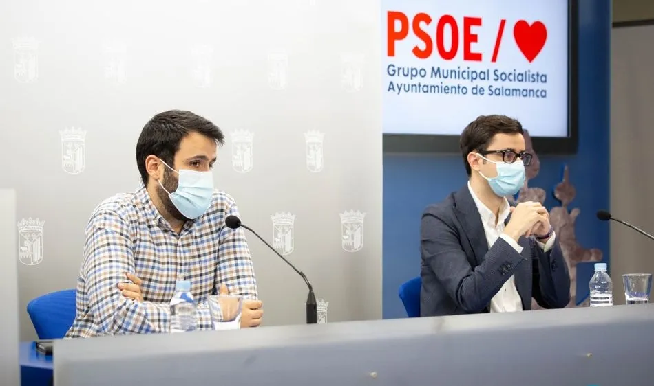 El portavoz municipal del PSOE, José Luis Mateos, a la derecha, y el concejal Álvaro Antolín