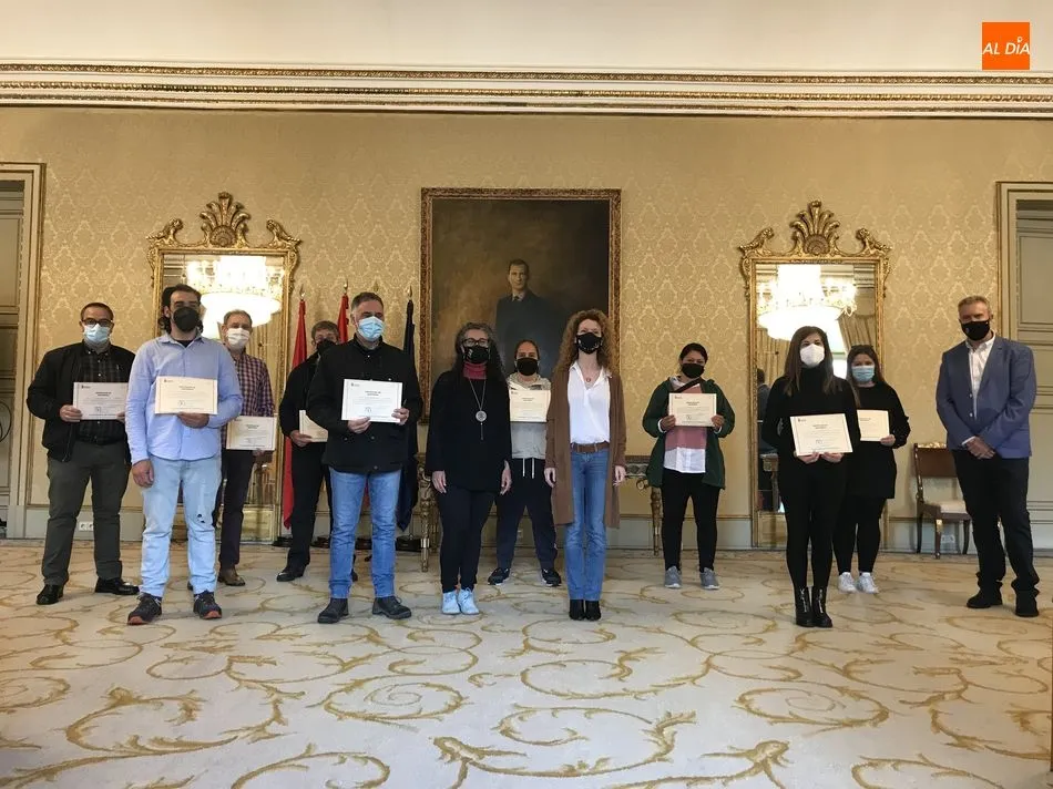 La concejala de Familia e Igualdad de Oportunidades, Ana Suárez Otero, junto a las participantes en estos cursos que recibieron sus diplomas. Foto de Guillermo García