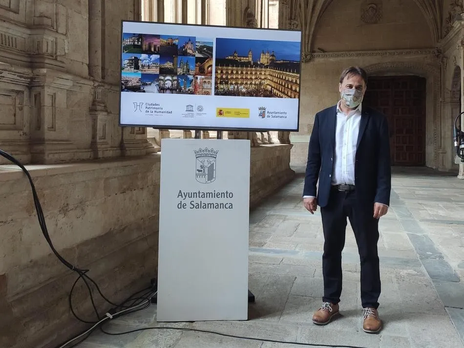 El concejal de Turismo, Fernando Castaño, en el claustro del Convento de San Esteban. Foto: EP