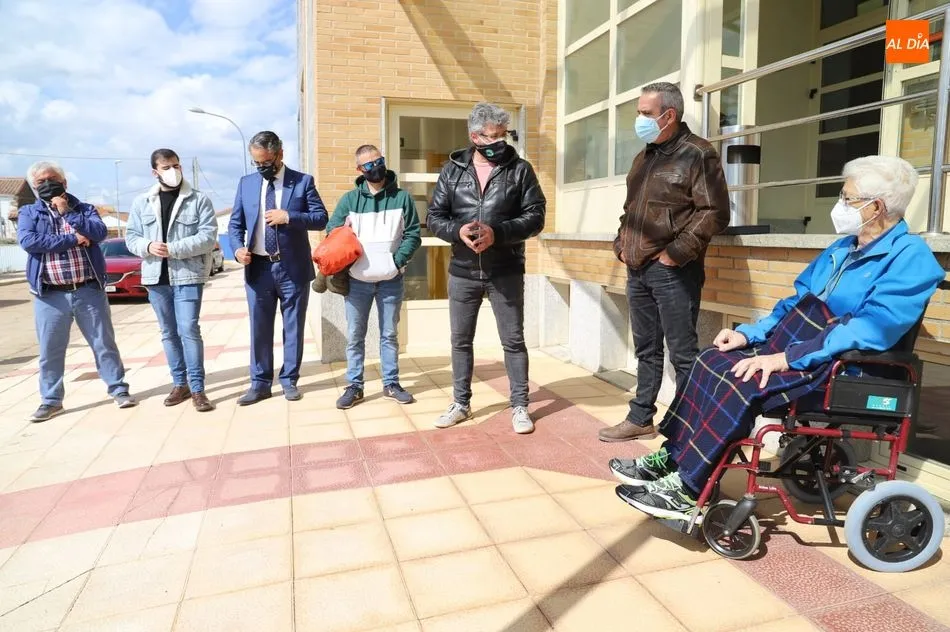 Entrega de placa conmemorativa a Joaquín Grimaldo en Doñinos. Foto: Lydia González