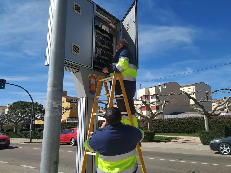 Operarios municipales reparando los paneles - Fotos: Turismo Guijuelo