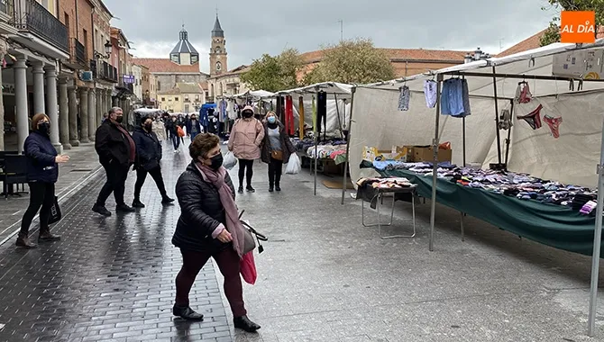 El mercado semanal regresaba este jueves a las Plazas de España y Constitución