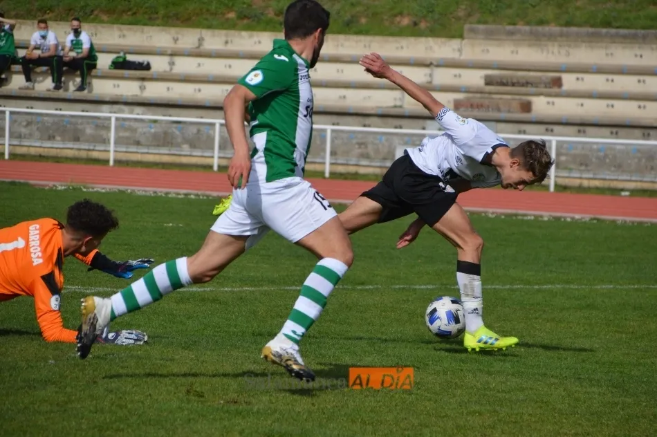 Amis Mulas, a punto de irse al suelo, en un partido del filial blanquinegro