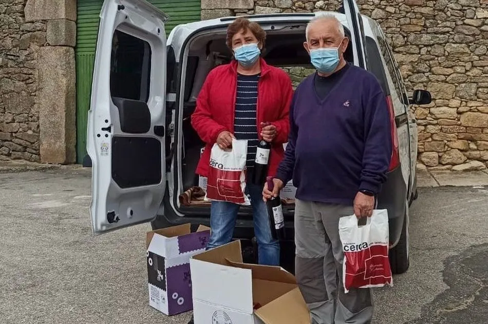 El teniente de alcalde, José Hernández, y la responsable de la oficina de Turismo, Lourdes Borgas, dejaban en cada casa este delicioso souvenir