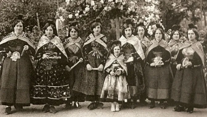 Mujeres en traje de fiesta (Candelario)