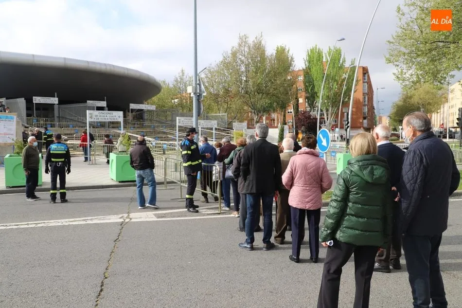 Nuevas colas frente al Sánchez Paraíso para recibir la vacuna - Fotos: Lydia González