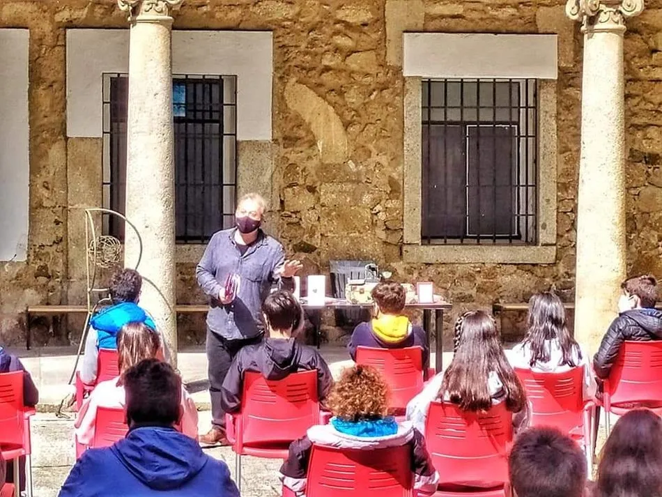 Un total de 17 centros educativos participa en los talleres de Creación Poética de la Diputación ...