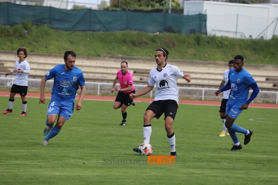 Willy mete un pase hacia un compañero / Lydia González