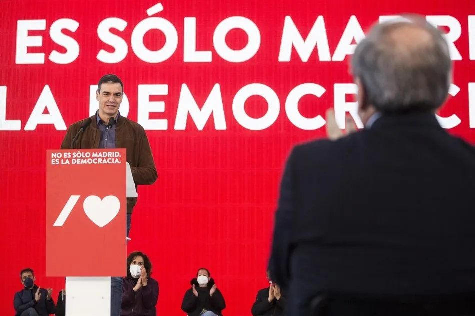 El secretario general del PSOE y presidente del Gobierno, Pedro Sánchez (i), - Alejandro Martínez Vélez