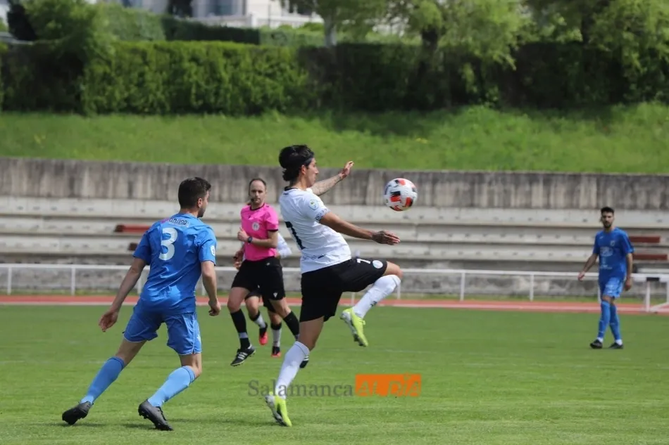 Clay Silvas controla de pecho un balón / Lydia González