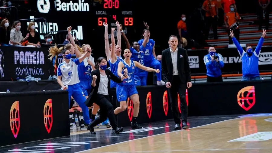 El Avenida celebra una canasta / TWITTER