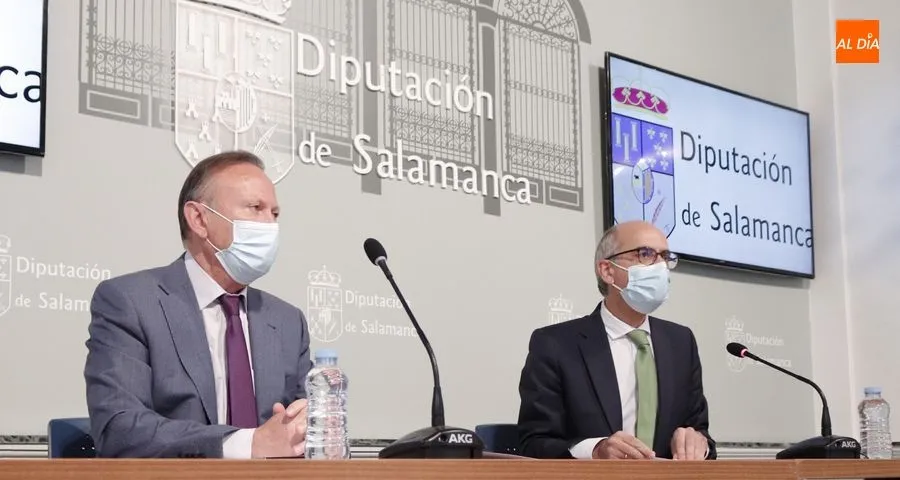 El presidente de la Diputación, Javier Iglesias, a la derecha, junto al diputado de Medio Ambiente, Román Hernández, presenta El Plan de Depuración de Aguas 2021. Foto de Guillermo García