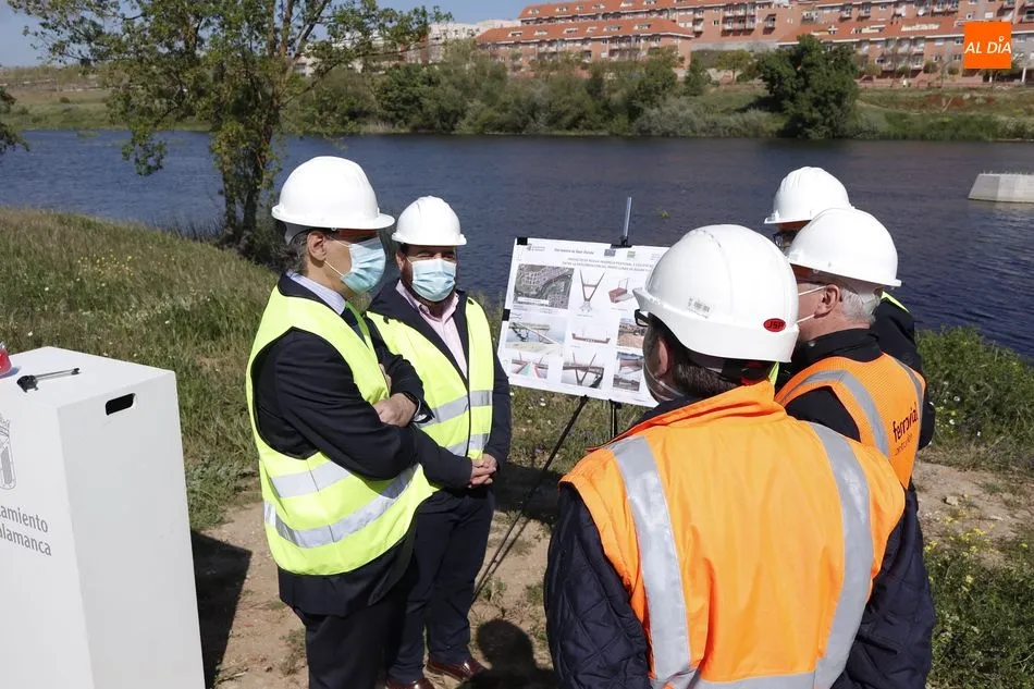 Visita del alcalde, Carlos García Carbayo, a las obras de la pasarela de Huerta Otea. Foto de Guillermo García