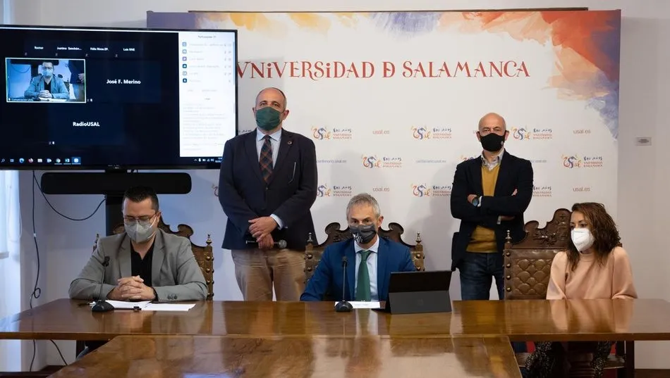 El rector de la USAL, Ricardo Rivero, (centro) en la presentación de las actividades de la Escuela de Doctorado. Foto USAL