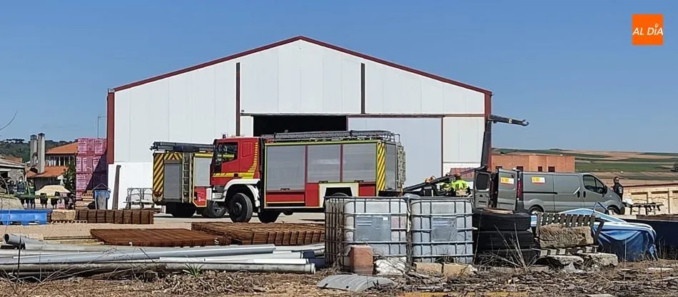 Bomberos y técnicos del equipo forense en el lugar en el que fallecía el varón de 49 años, en Babilafuente