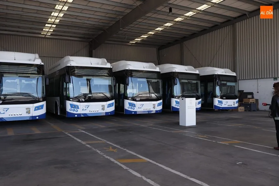 Los cinco nuevos vehículos que acaban de adquirirse con una inversión cercana a 1,3 millones de euros. Foto de Guillermo García