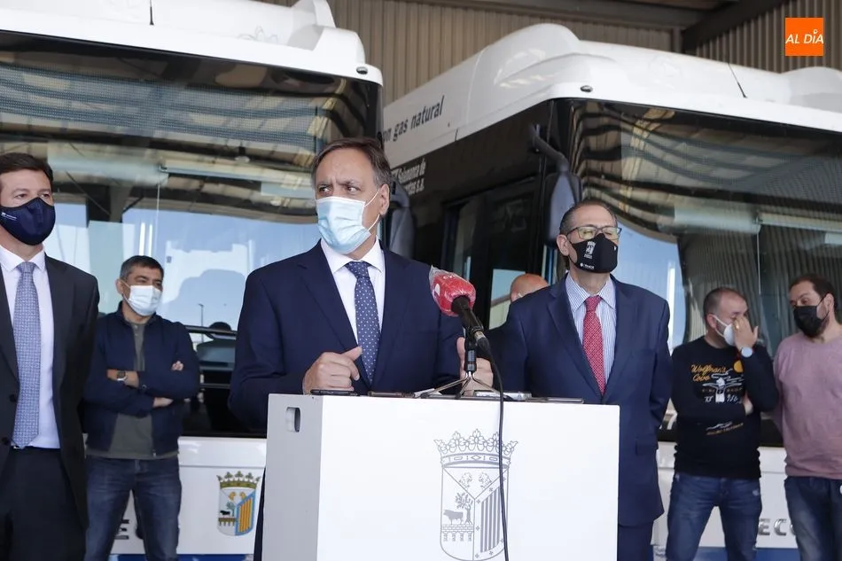 Carlos García Carbayo, alcalde de Salamanca, en su visita a las instalaciones del Servicio Municipal de Transporte Urbano