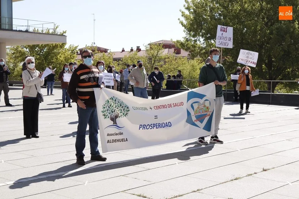 Manifestantes a la puerta de la Junta para reclamar el Centro de Salud de Prosperidad. Foto de Guillermo García