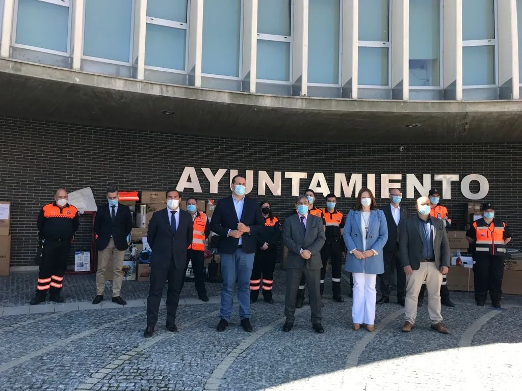 Entrega de diverso material a los voluntarios de Protección Civil, en un acto que ha tenido lugar en Santa Marta