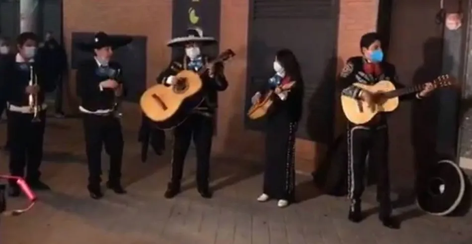 ForoCoches envía mariachis a la sede de Unidas Podemos: Canta y no llores  
