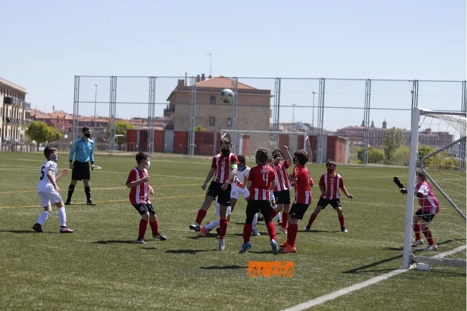 Un encuentro de fútbol base en La Salud sin público