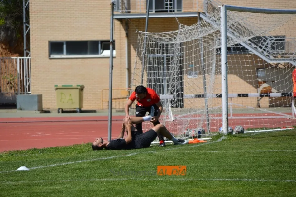 Mario Gómez, atendido por un miembro del cuerpo técnico / Carlos Cuervo