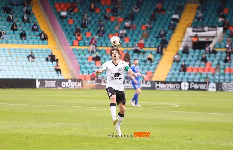 Amaro da un cabezazo al balón / Lydia González