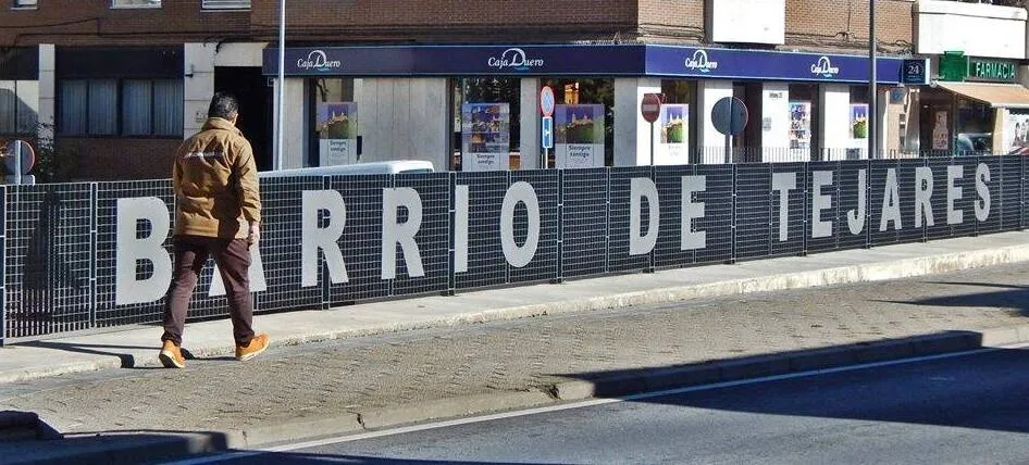 Imagen de archivo de la avenida en la que se ubica la única sucursal bancaria con la que cuenta Tejares