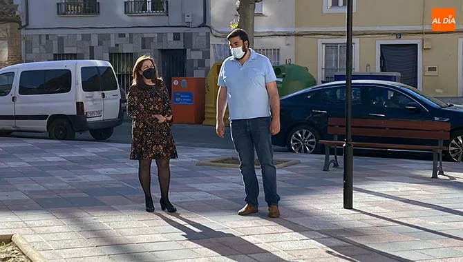 La alcaldesa Carmen Ávila y el concejal de Urbanismo, Antonio Poveda, presentaban la reforma de la Plaza Santa Apolonia