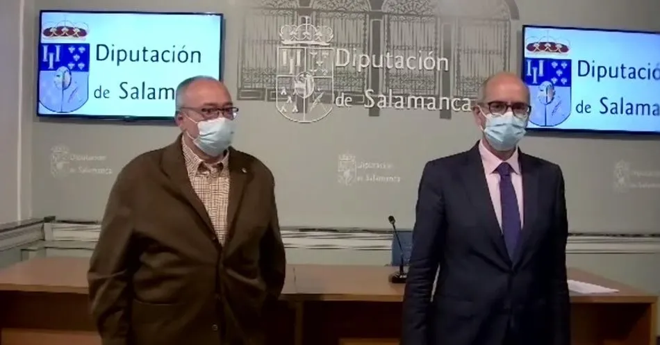 Javier Iglesias, presidente de la Diputación, a la derecha, junto a Marcelino Cordero, diputado de Régimen Interior, Servicios Generales, Parque de Maquinaria, Parque Móvil y Brigada de Carreteras