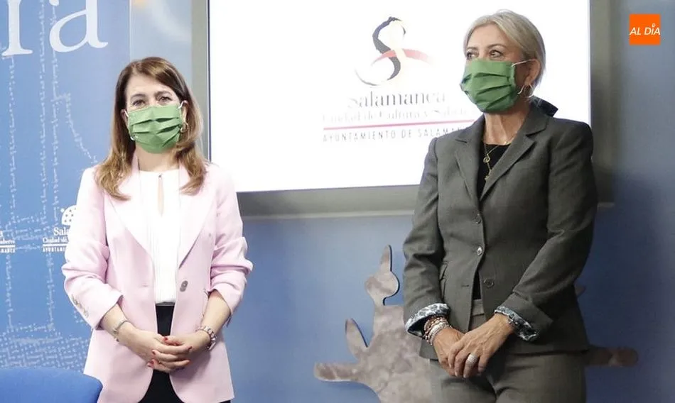 La concejala de Educación, Mª Victoria Bermejo, y la presidenta de la Asociación Española contra el Cáncer en Salamanca, Inmaculada Rodríguez, en la presentación de esta campaña. Foto de Guillermo García