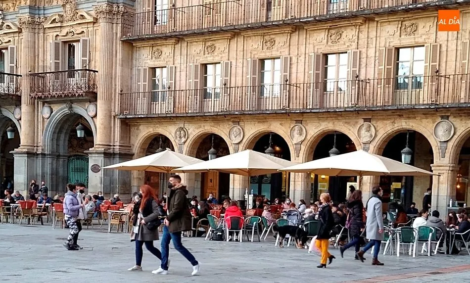 Terrazas en la Plaza Mayor de Salamanca. Foto de archivo