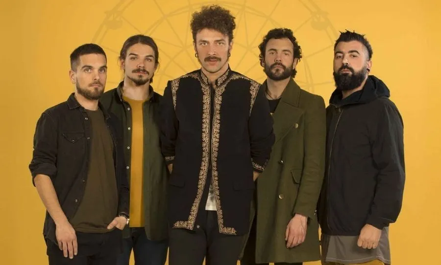 Shinova está formada por Gabriel (cantante), Ander (bajo), Erlantz (guitarra y coros), Daniel (guitarra y teclados) y Joshua (batería y coros)