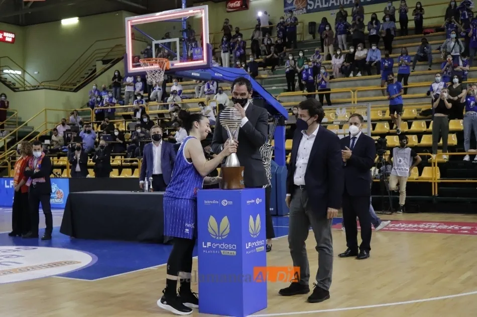 Silvia Domínguez recoge la copa / Guillermo García