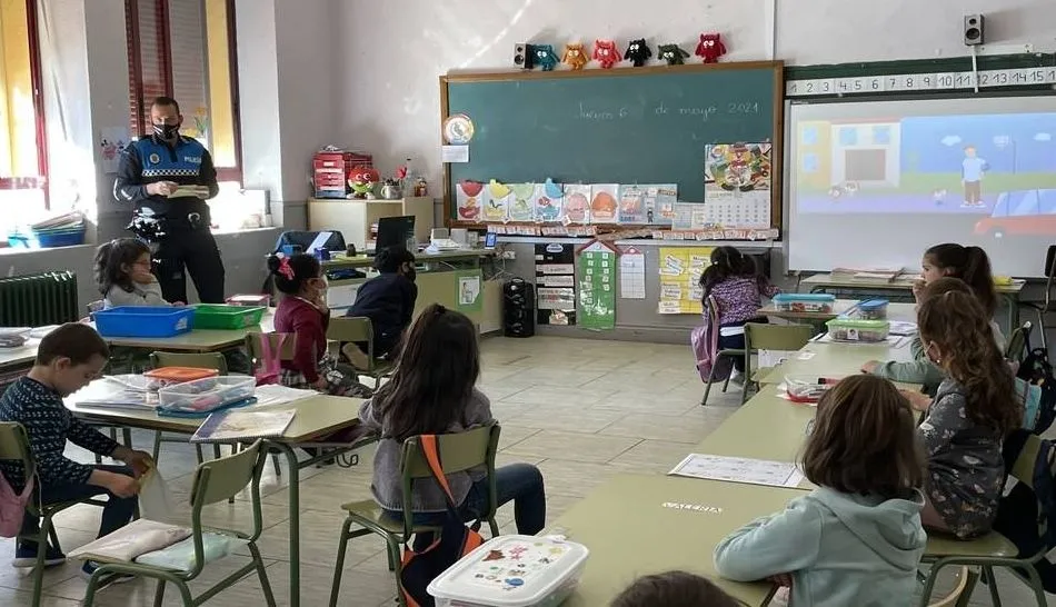 Una de las sesiones teóricas sobre educación vial que desarrolla la Policía Local de Guijuelo