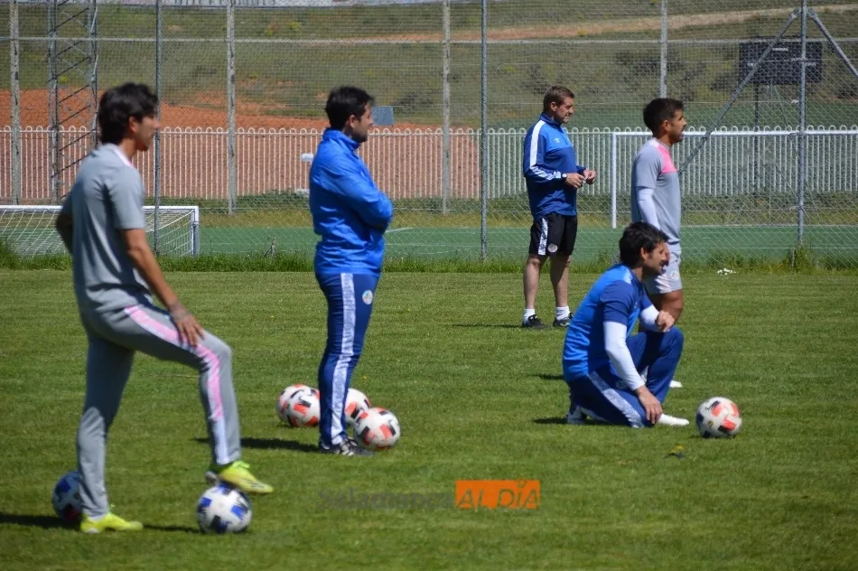 Escobar observa un ejercicio de sus futbolistas