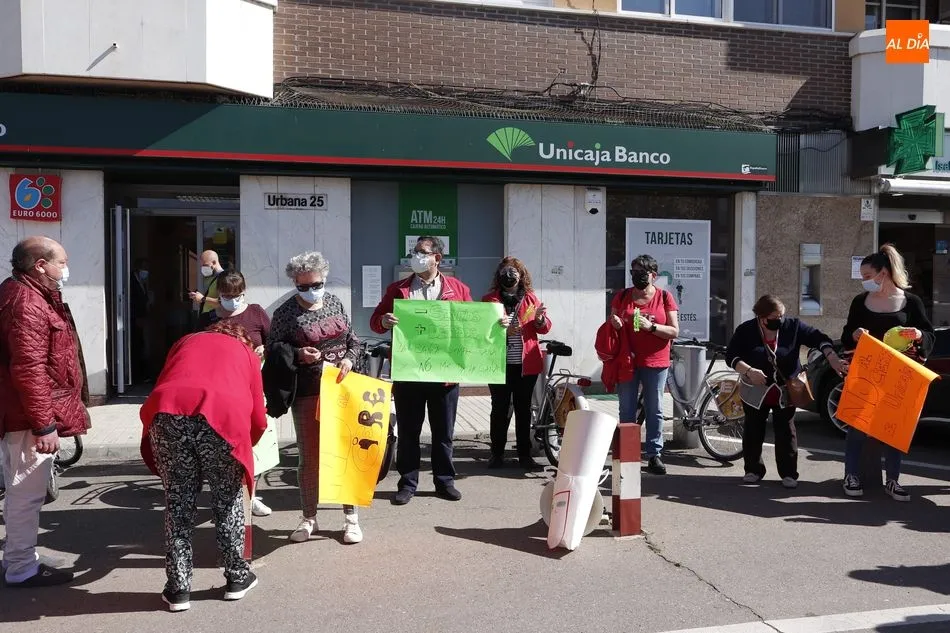 Manifestantes en Tejares por el cierre de la última sucursal bancaria que quedaba en el barrio. Foto de Guillermo García
