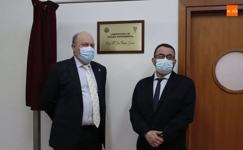 Inauguración de la placa dedicada a la doctora María José Sánchez Ledesma, profesora de Neurocirugía. Foto de Guillermo García