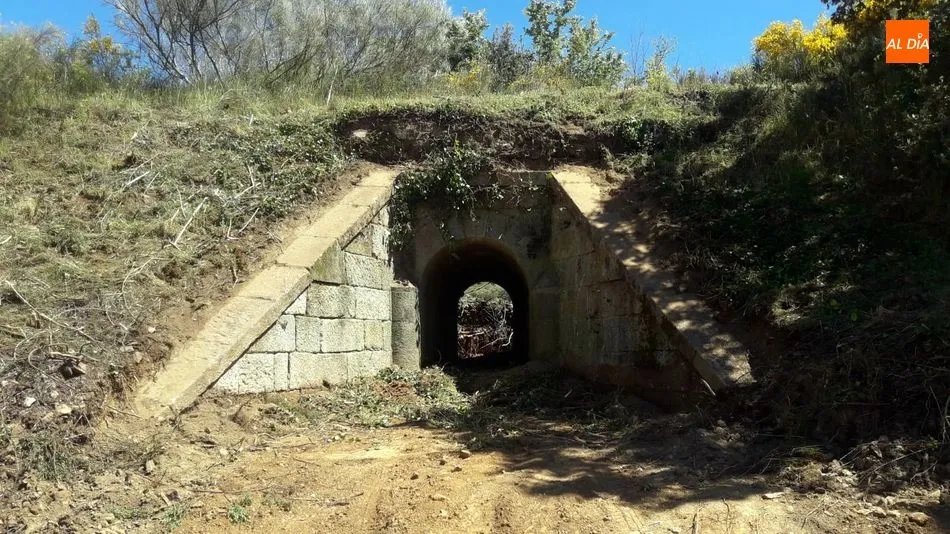 Imagen del pasos subterráneo, o tajea construido para la evacuación de las agua bajo la vía