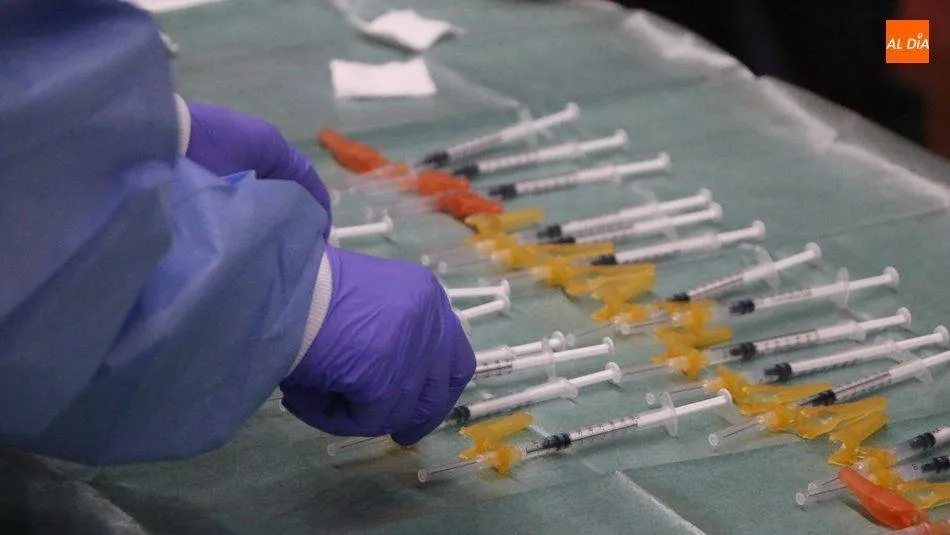 Los pediatras, sobre vacunar a adolescentes: Una vez que los adultos estén inmunizados, serán...