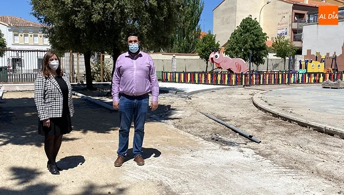 La alcaldesa Carmen Ávila, junto al concejal de Urbanismo, Antonio Poveda, visitaban las obras de reforma en el Parque La Huerta