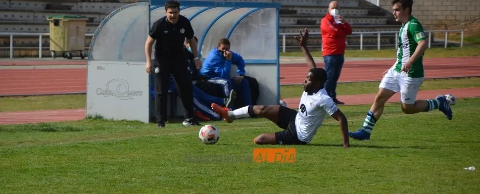 Kever va al suelo a por un balón