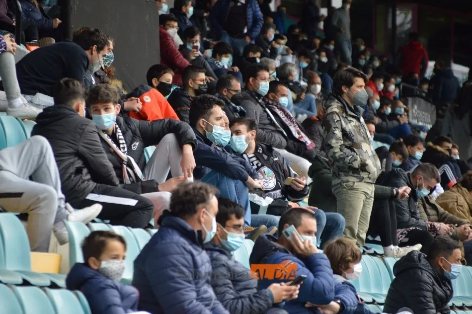 Aficionados del Salamanca UDS, en la grada del Helmántico / Guillermo García