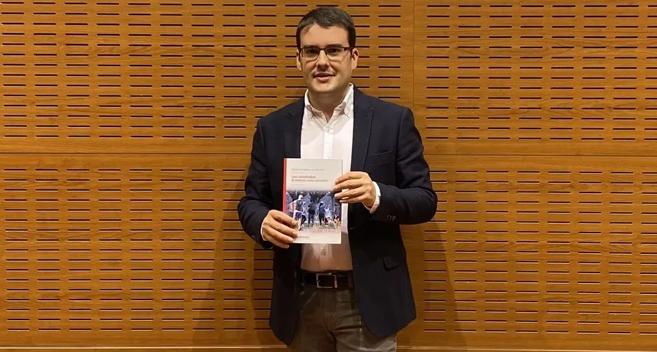 El director del Colegio Mayor Nuestra Señora de Guadalupe de la UPSA, Javier Mérida Arjona, con un ejemplar de este trabajo pionero
