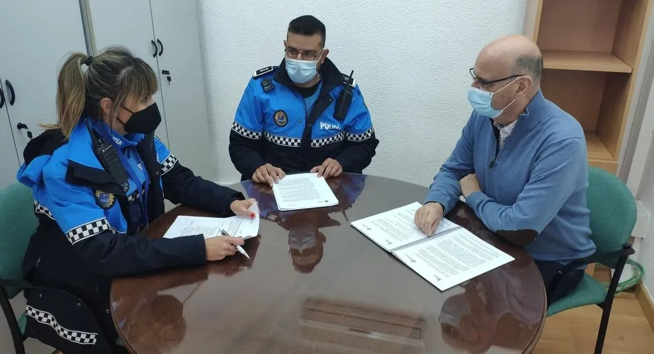 Dos de los agentes de la Policía Local de Santa Marta junto al edil del área, Jesús Hernández