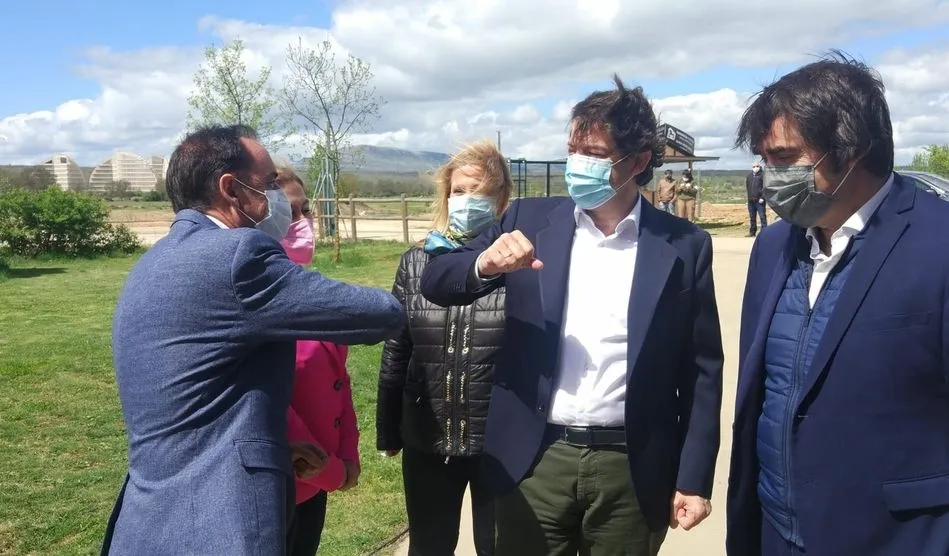 Mañueco saluda al presidente de la Diputación de Soria (I) junto al consejero de Medio Ambiente (D). - EP